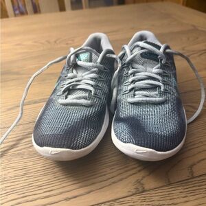 a pair of women Nike Flex RN 2018 running shoes